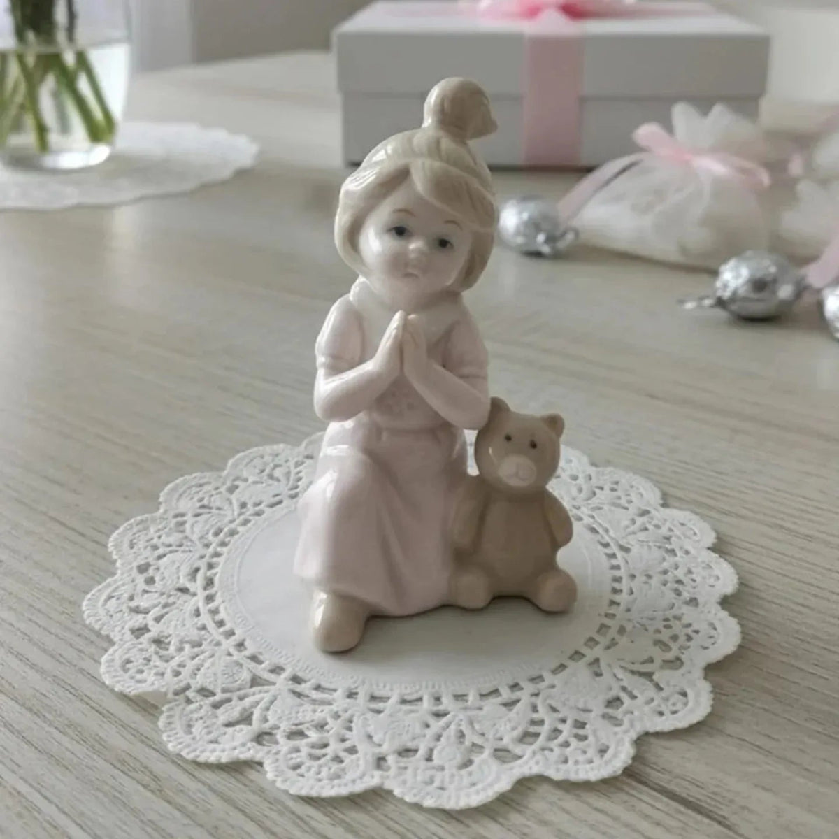 12 Pezzi Bomboniera Nascita Bimba Mani Giunte Rosa in Porcellana Miledi 2816 con Scatola - The King Luxury